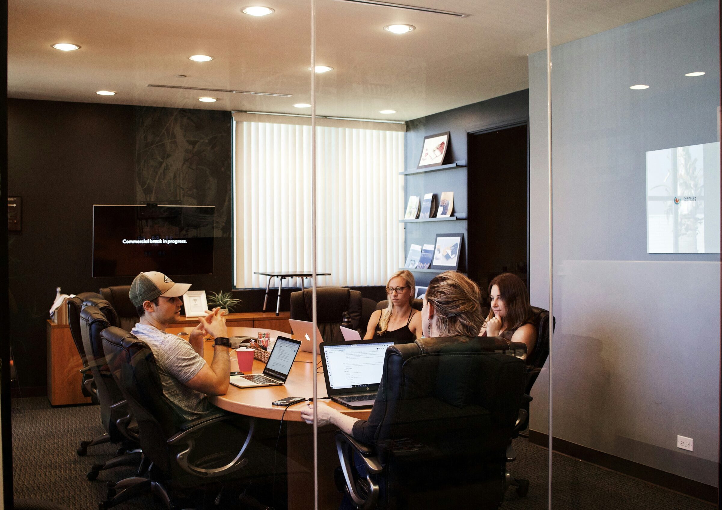 Dizimorlexa digital marketing team collaborating in the office
